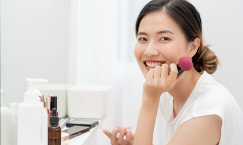 40・50代のくすみ肌を明るく若々しく！ 秋色で叶える血色メイク術