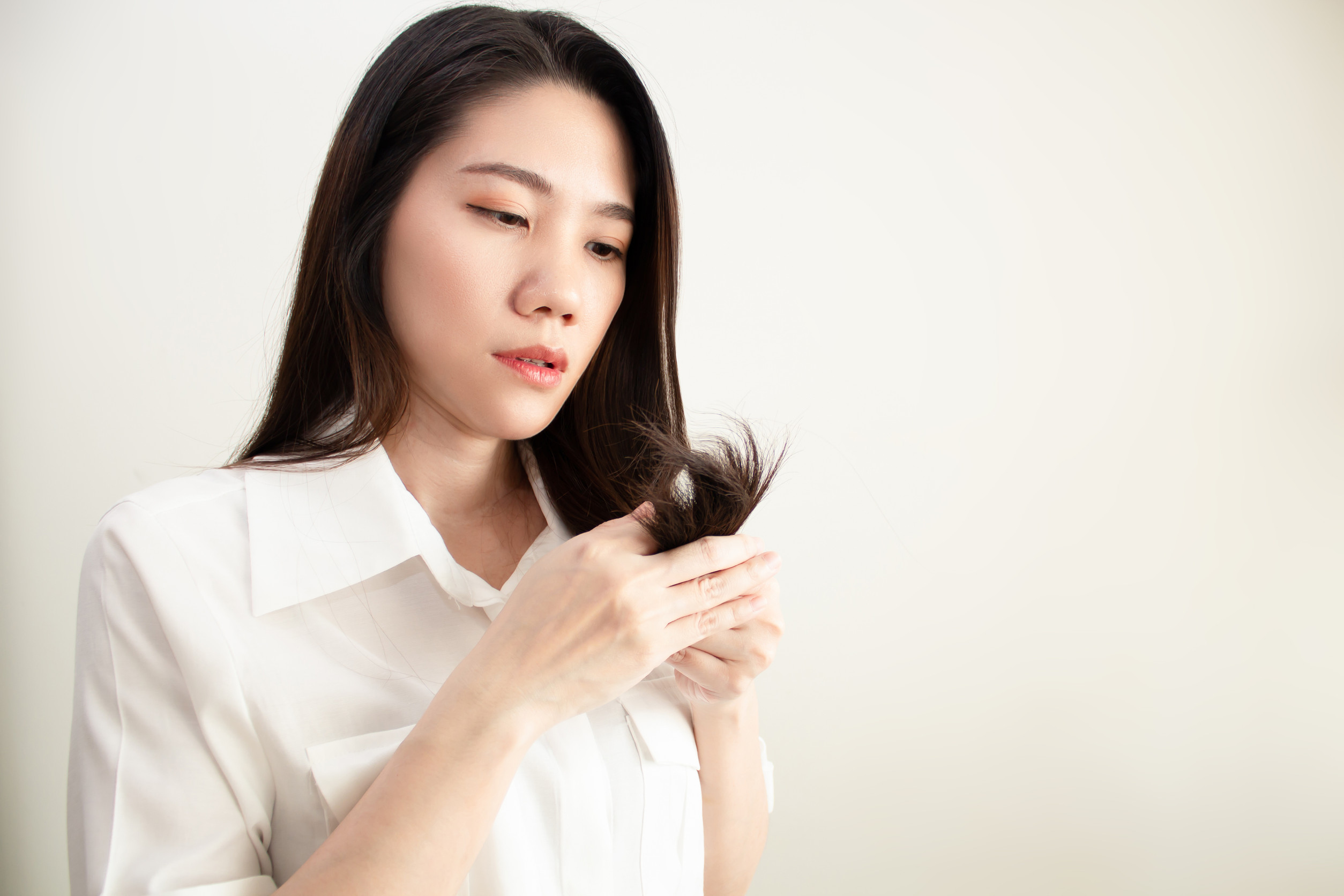 頭皮の乾燥で白髪や抜け毛が増える！？ 40・50代がすべき保湿ケア