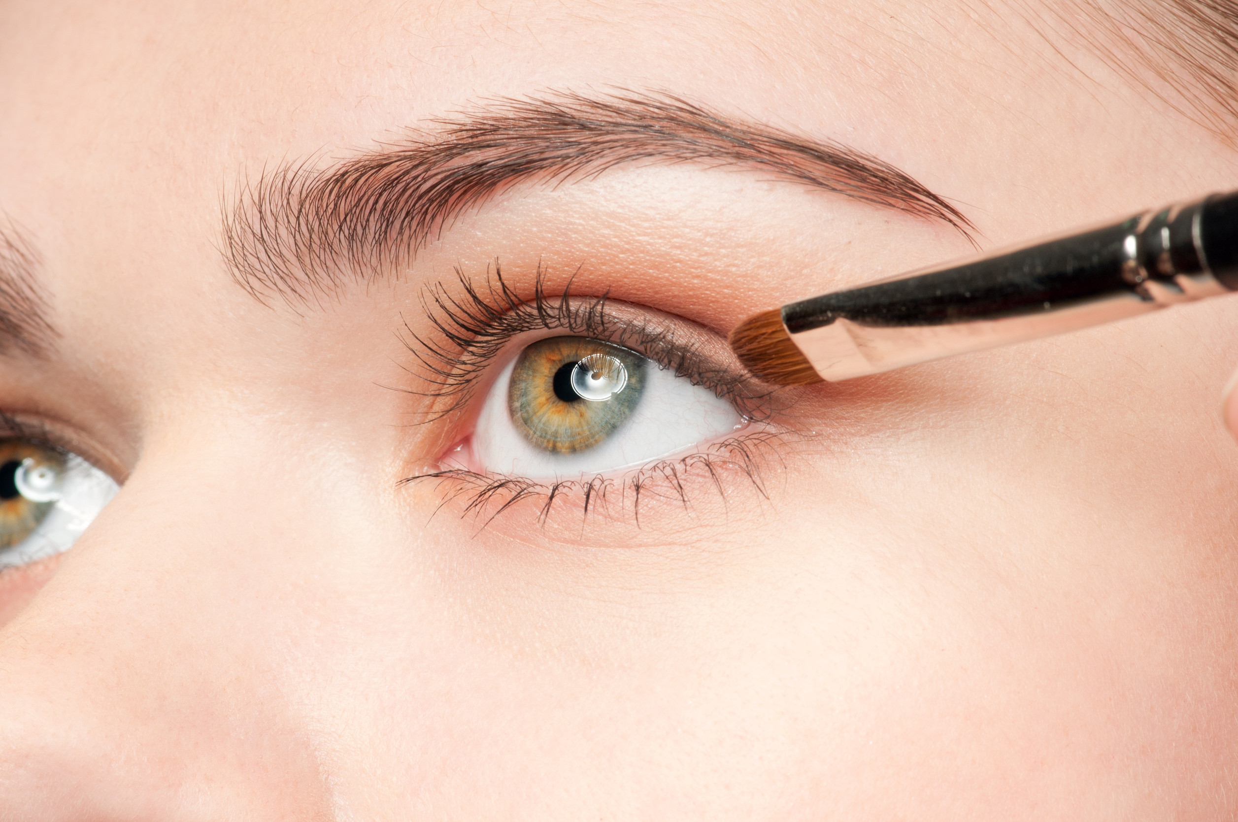 40・50代の若見え確実！  “秋冬の目元”を格上げするアイメイク術