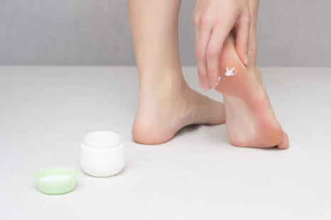 ガサガサかかとを許さない！ お風呂上がりにできる“うるおい仕込み”ケア