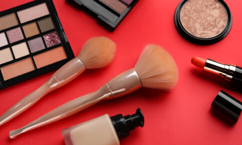 マンネリ顔から脱出！ 冬コートに映える40・50代の“あか抜け血色メイク”術