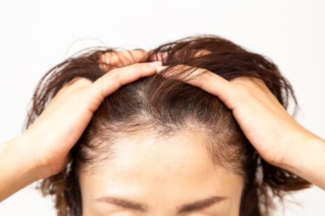 加齢による髪のうねりの原因は？対策やヘアケアのポイントを解説