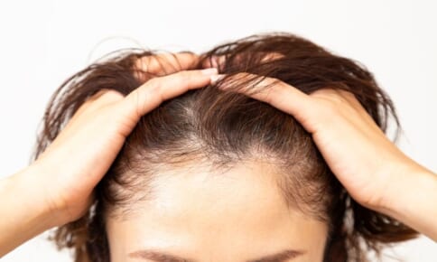 加齢による髪のうねりの原因は？対策やヘアケアのポイントを解説