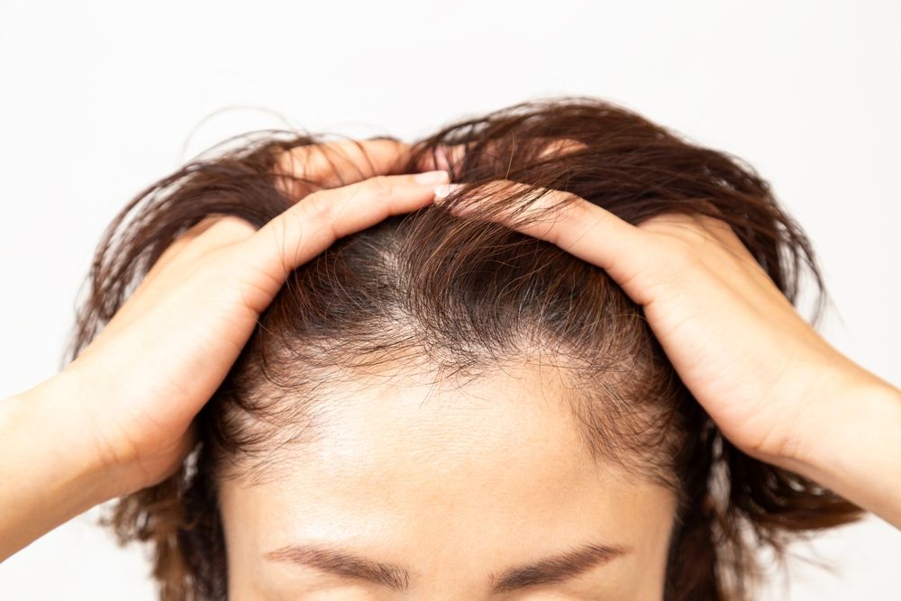 加齢による髪のうねりの原因は？対策やヘアケアのポイントを解説