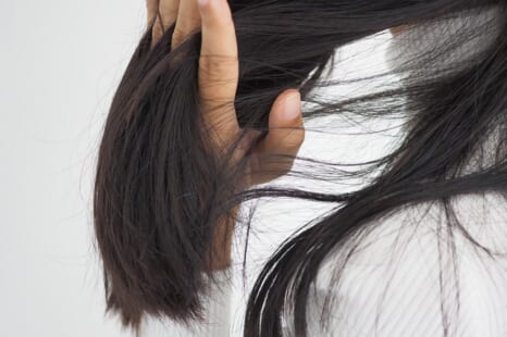 40代の髪がパサパサになる原因は？ツヤツヤ・サラサラヘアにするポイント