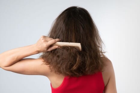 パサついた髪のヘアケア！原因や髪の乾燥を防ぐケア方法を解説