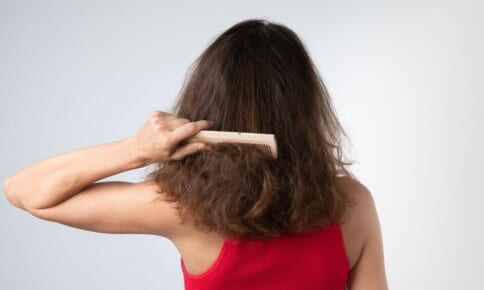 パサついた髪のヘアケア！原因や髪の乾燥を防ぐケア方法を解説