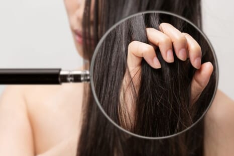 白髪染めは髪が傷む？主な理由や優しく染める方法を解説