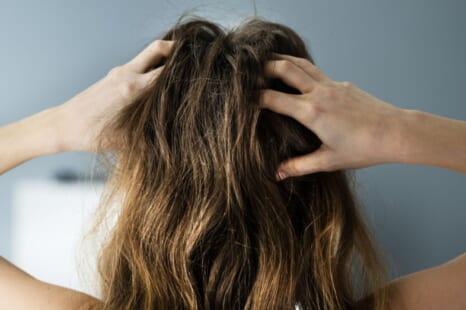 頭のかゆみが気になる時のシャンプー選び！洗い方のポイントも解説