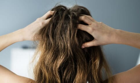 頭のかゆみが気になる時のシャンプー選び！洗い方のポイントも解説