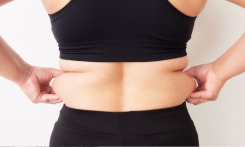 40・50代がラクに洒落見えする春アウターの色BEST3