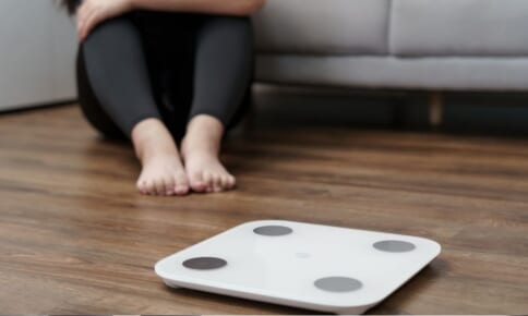 40・50代がラクに洒落見えする春アウターの色BEST3