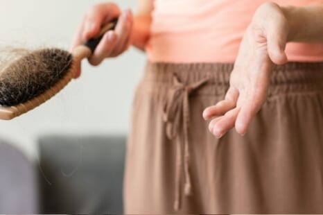 40代女性の抜け毛がひどい際の原因は？改善・予防法と併せて解説