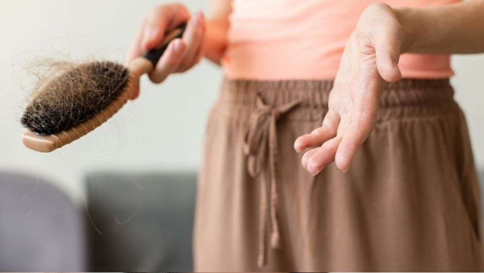 40代女性の抜け毛がひどい際の原因は？改善・予防法と併せて解説