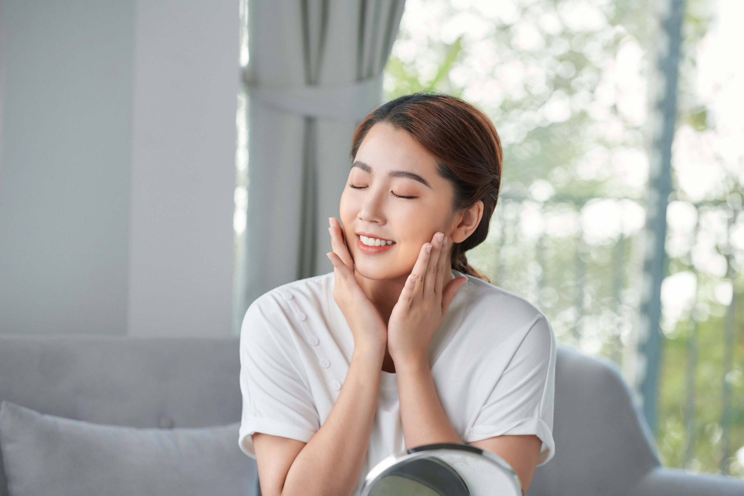 冬の疲れが顔に出る前に！ 肌も心も整える◎寝る前1分美肌マッサージ