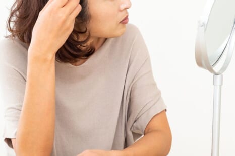 髪が細くなったと悩む女性の対処法は？原因やおすすめのクリニックを紹介