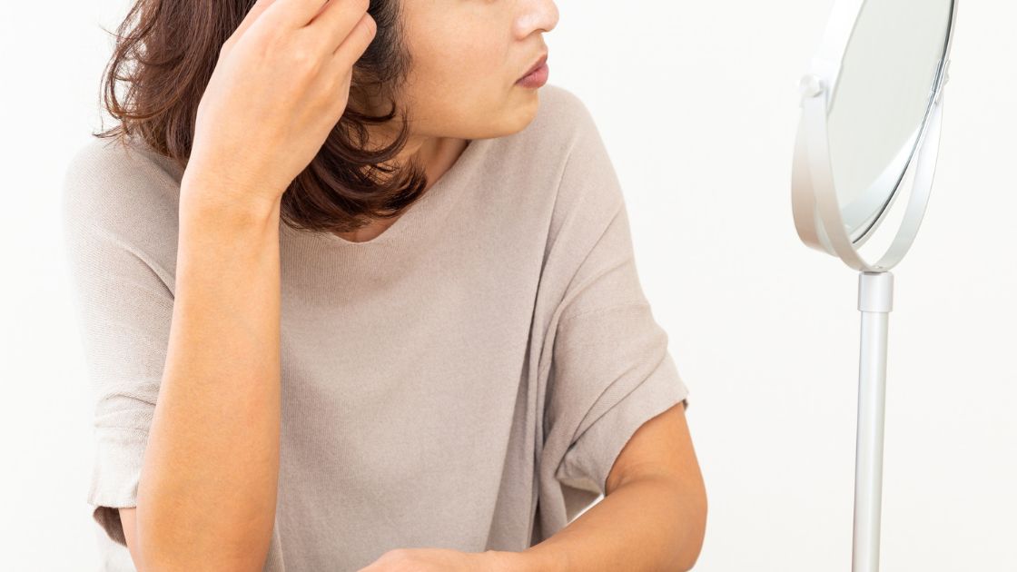 髪が細くなったと悩む女性の対処法は？原因やおすすめのクリニックを紹介