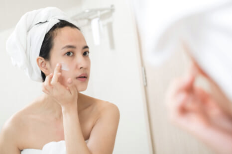 シミが目立ちやすくなった理由は？ 40・50代のための“効かせる”美白ケア