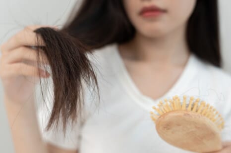 白髪染めは傷まない？傷む？自宅でできる対策や選び方のポイントを解説