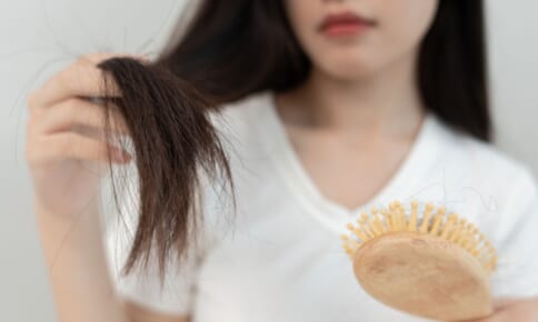 白髪染めは傷まない？傷む？自宅でできる対策や選び方のポイントを解説