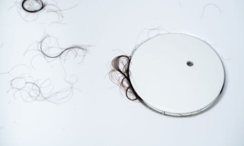 排水口に溜まる抜け毛の量が増えた！注意すべき目安と対策を解説