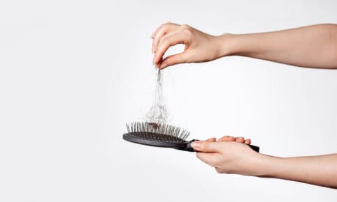 季節の変わり目に抜け毛が増える理由は？原因や対策・ケア方法を解説