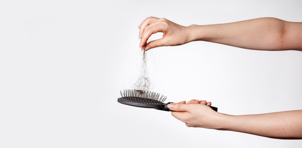 季節の変わり目に抜け毛が増える理由は？原因や対策・ケア方法を解説