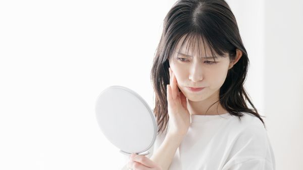 肌の悩みを抱える女性