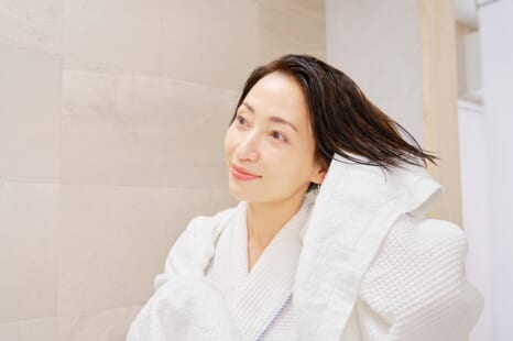 白髪染め使用時の頭皮ケアは？頭皮のダメージを抑える方法や注意点