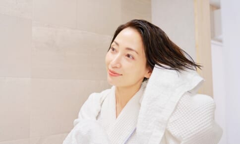 白髪染め使用時の頭皮ケアは？頭皮のダメージを抑える方法や注意点