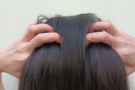 頭皮を柔らかくする方法とは？頭皮が硬くなる理由やリスクも解説
