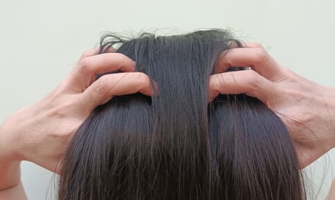 頭皮を柔らかくする方法とは？頭皮が硬くなる理由やリスクも解説